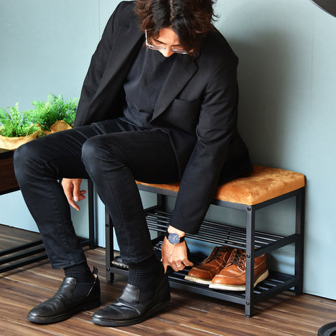 お出かけ時や帰宅時の荷物のチョイ置きや靴の履き脱ぎの際の腰掛けだけでなく、メッシュ棚の収納を設けることで実用性も重視したインテリア家具となっています。