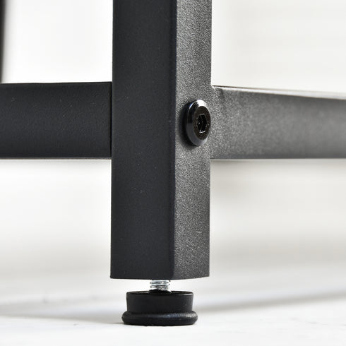 【安定した座り心地を支える工夫】
脚の先には、床の微妙な凹凸や傾きによるガタつきを軽減してくれるアジャスターが付いているため、いつでも安定した快適な座り心地を提供します。