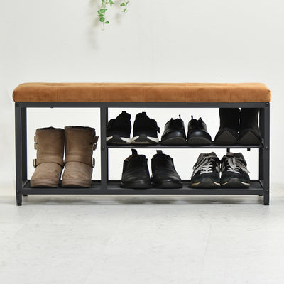 【抜群の収納力で玄関を美しく】
雑然としがちな玄関も、ブーツからスニーカー、普段使いの靴までしっかり収納できる2段のメッシュ棚によって、すっきりと美しい空間に生まれ変わります。