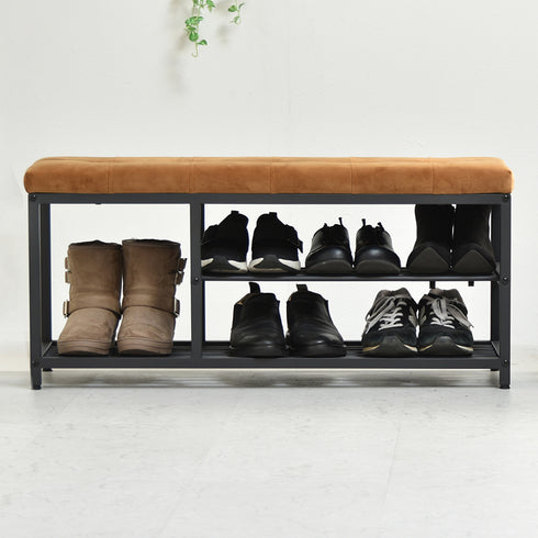 【抜群の収納力で玄関を美しく】
雑然としがちな玄関も、ブーツからスニーカー、普段使いの靴までしっかり収納できる2段のメッシュ棚によって、すっきりと美しい空間に生まれ変わります。