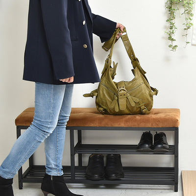 【お出かけ前のスマートな新習慣】
お出かけ前の身支度や、帰宅後の重い荷物の一時置き場として、このベンチが一つあるだけで、日々の動線が驚くほどスムーズになります。