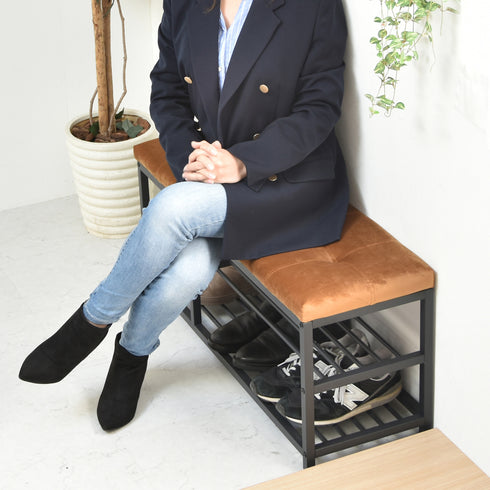 【玄関にあると嬉しいあなたの指定席】
厚みのある高密度ウレタンクッションを使用した座面は、来客時のおもてなしや、日々のちょっとした休憩にも最適な、心地よい硬さの座り心地です。