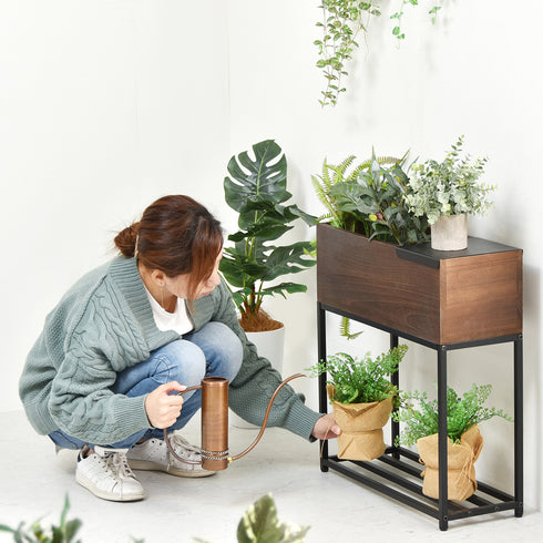 プランターボックス下にスリット棚が付いており、ガーデニングアイテム等の収納が可能です。