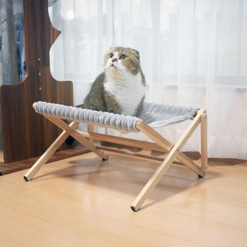 【包み込まれる至福のひととき】
低い位置で使えば、ハンモックの生地がやさしくたわみ、まるで腕の中にいるかのように、ペットをふんわりと包み込んでくれます。