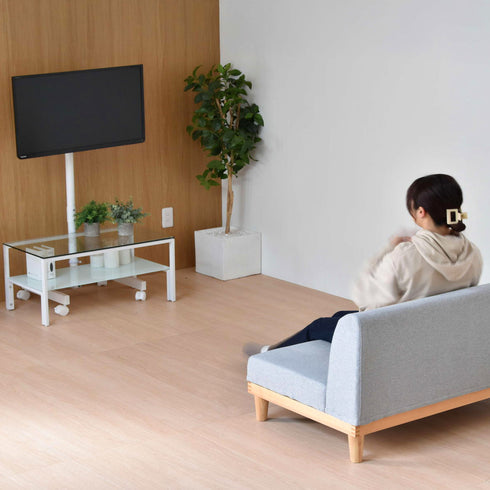 【空間に溶け込む佇まい】
白い壁際に設置すれば、その存在を忘れるほど自然に馴染み、映像だけが浮かび上がるような体験をもたらします。