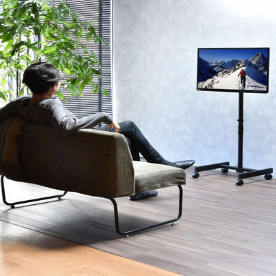 【好きな場所が、特等席に】
キャスターでスムーズに移動できるから、気分に合わせてソファの正面やベッドサイドなど、家じゅうを特等席に変えられます。