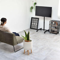 【壁際に寄せて、お部屋ひろびろ】
スタンドの脚が壁際にすっきり収まる設計なので、生活スペースを圧迫せず、お部屋を広く使えます。