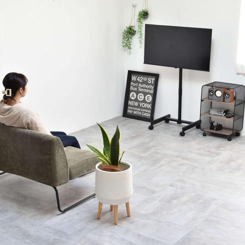 【壁際に寄せて、お部屋ひろびろ】
スタンドの脚が壁際にすっきり収まる設計なので、生活スペースを圧迫せず、お部屋を広く使えます。