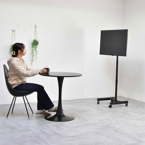 【目線の高さで、カフェ気分】
ダイニングテーブルやデスクに座った時の目線に合わせれば、そこはもうあなただけの特等席です。