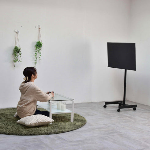 【床座りでも、見やすく快適】
床でくつろぐ時間も、一番見やすい高さと角度に調節して、リラックスした視聴環境を整えましょう。