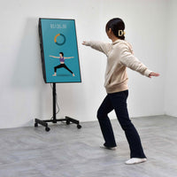 【縦画面で本格エクササイズ】
お手本動画を縦画面いっぱいに映し出せば、まるでインストラクターがいるかのような臨場感でおうちトレーニングができます。