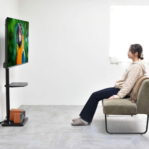 【最適な高さでストレスフリー】
ソファでのリラックスタイムなど、見る場所や姿勢に合わせて画面の高さを3段階で調節でき、いつでも快適な視聴環境が整います。