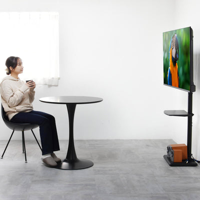 【どこからでも見やすい特等席】
左右各35度まで角度を調節できるため、ダイニングテーブルなど、少し離れた場所からでも見やすい最適な角度で楽しめます。