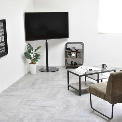 スリムなデザインで土台が邪魔になりにくく、円形のベースなので安定感があり、コーナーや壁のない場所でも自立します。