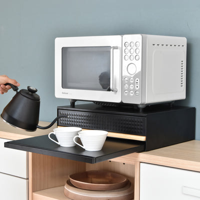 電子レンジやトースター、炊飯器、ケトル、オープンレンジなどの家電下を活用してコンパクトに設置できます。