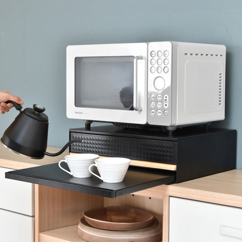 電子レンジやトースター、炊飯器、ケトル、オープンレンジなどの家電下を活用してコンパクトに設置できます。