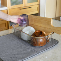 【たっぷり置ける深型設計】深型タイプのかごは、たくさんの食器や鍋を一度に収納でき、水切りマットが受けた水分を素早く吸収します。