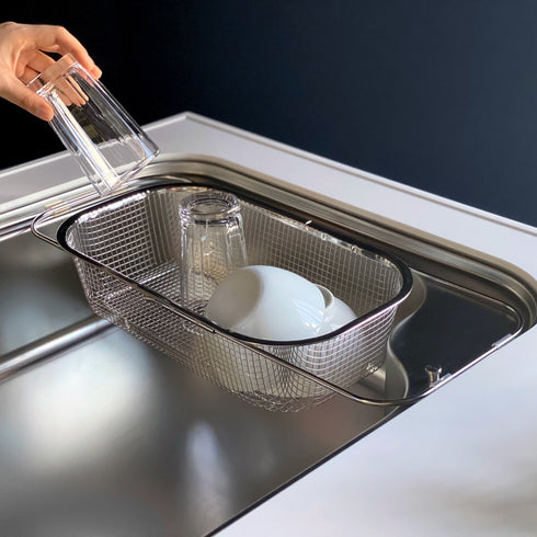 【洗い物がスムーズに】洗った食器から直接水滴がシンクへ落ちるため、衛生的で片付けも楽になります。