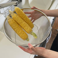 【丸い深型でたっぷり】深型なので、葉物野菜などもたっぷり入れられ、効率よく水切りできます。