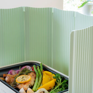 【快適な食卓調理を叶える】食卓での揚げ物や炒め物も、油はねを気にせず家族と囲める快適な食卓を実現します。