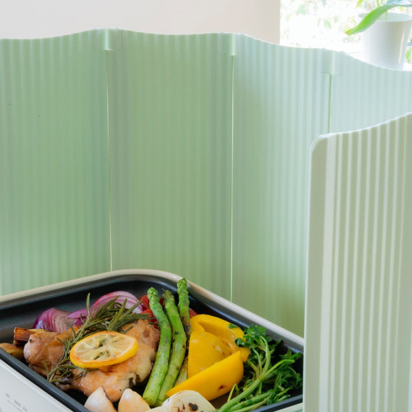 【快適な食卓調理を叶える】食卓での揚げ物や炒め物も、油はねを気にせず家族と囲める快適な食卓を実現します。