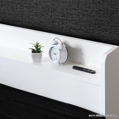 【充電もできる便利な宮棚】
枕元にはスマートフォンやタブレットの充電に便利な2口コンセントを完備しており、お休み前のリラックスタイムから朝の目覚めまで、スマートにサポートします。