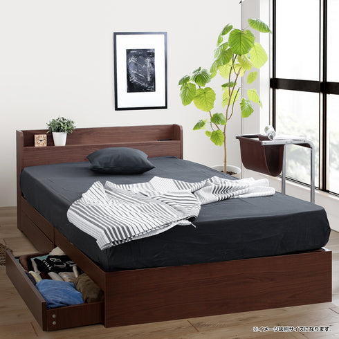 【深みのある木目が彩る寝室】
落ち着いたウォールナットの色合いが上質な空間を作りだし、衣類もたっぷりしまえる大容量の引き出し収納で、散らかりがちな寝室をいつもすっきりと保てます。