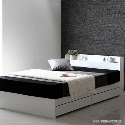 【清潔感あふれる万能ホワイト】
どんなお部屋にも馴染む万能なホワイトは、空間を明るく広々と見せる効果も期待でき、ヘッドボードの棚にお気に入りの小物を飾れば、自分だけのおしゃれな空間が完成します。