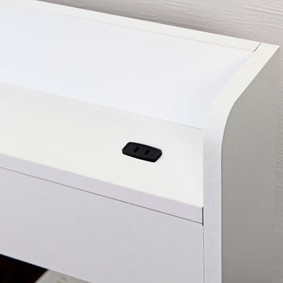 上部の左右に1口コンセントがあり、スマホやタブレットの充電、ランプの電源としても使用可能です。