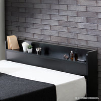 【ヘッドボードで快適に】スマホや本、目覚まし時計など、寝る前に必要な小物をスマートに収納できる便利な棚付きです。