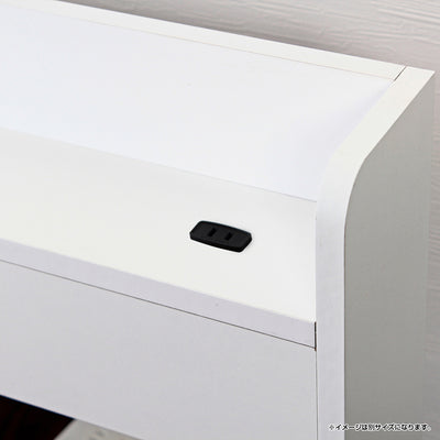 棚上部の左右に1口コンセントがあり、スマホやタブレットの充電、ランプの電源としても使用可能です。