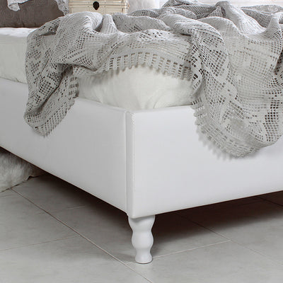 【エレガントな猫脚デザイン】
優美な曲線を描く丸みのある木脚が、全体の印象を軽やかに、そしてエレガントにまとめあげます。