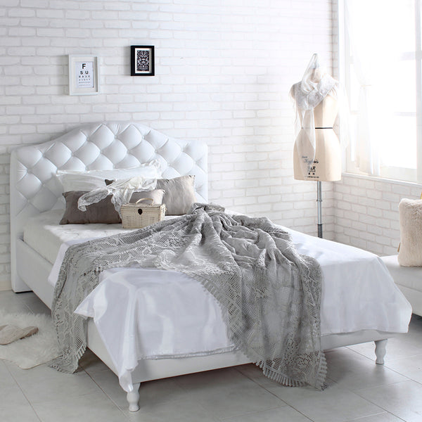 【置くだけでお部屋が主役に】
シンプルながらも存在感のあるデザインは、ガーリーにもホテルライクにも、あなたの思うままの空間を演出し、お部屋に足を踏み入れた瞬間から特別な気持ちにさせてくれます。