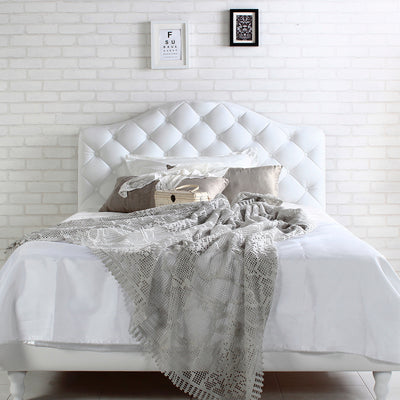 【機能性と美しさを両立した形】
マットレスをフレーム内に落とし込むことで、寝ている間のズレを防ぎながら、見た目にもすっきりとした印象を与え、デザイン性と機能性を見事に両立させています。