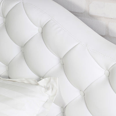 【豊かな表情を生むキルティング】
ひとつひとつ丁寧に施されたボタン締め加工が、ふっくらとした美しい陰影を生み出し、高級感あふれるキルティングの豊かな表情がお部屋を華やかに彩ります。