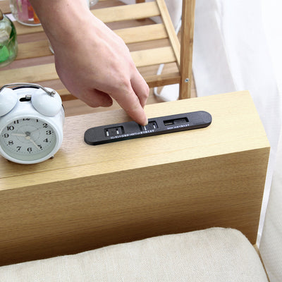 【あると嬉しいUSBポート】
2口コンセントに加え、直接ケーブルを挿せるUSBポートも付いているので、スマホとタブレットの同時充電だってお任せください。