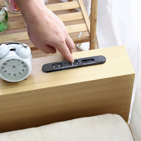 【就寝前のスマホ時間も快適に】
ヘッドボードに備え付けられたコンセントとUSBポートが、ベッドから動くことなく、就寝前のリラックスタイムを充実させます。