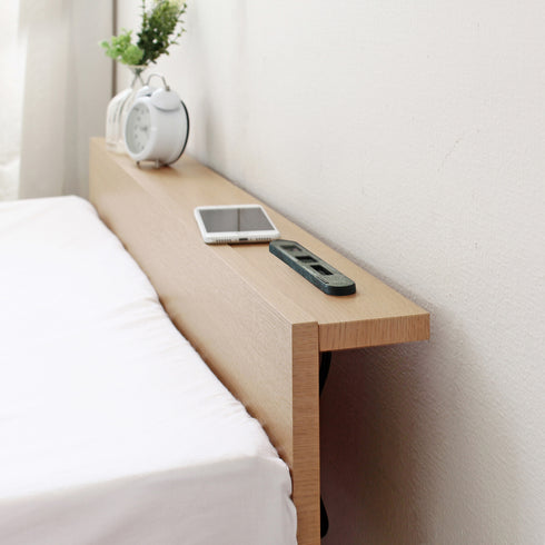 【枕元の指定席】
スマートフォンや目覚まし時計など、枕元に置いておきたい小物をすっきりとまとめられ、就寝前の空間をより快適に演出します。