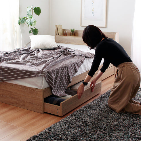 フレームの内部が収納スペースになっており、場所を取りがちなシーズンオフの布団や服、小物類などをすっきりと収納しておくことができます。