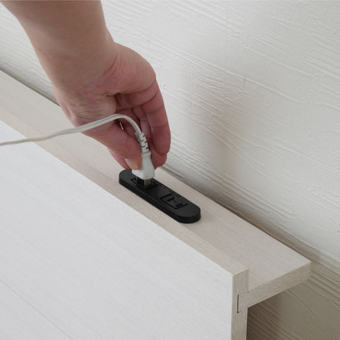 ヘッドボードには2口コンセントが付いているため、携帯電話の充電やベッドサイドライトの設置に便利です。