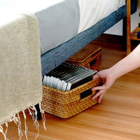 【空間を有効活用】ベッド下のゆとりあるスペースには、収納ボックスを置いてスッキリと片付けられます。