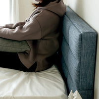 【ゆったりくつろぎタイム】ソファのようにもたれかかれるヘッドボードで、読書や映画鑑賞も快適です。