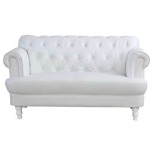 【気品漂うプリンセスソファ】
まるでホテルのような気品を放つボタン留めデザインと、清潔感あふれるホワイトがお部屋の主役になります。