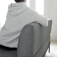 【計算された背もたれ】腰から背中にかけてフィットする形状で、長時間座っても疲れにくい設計です。