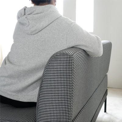 上下で厚みを変えたカーブデザインの背もたれは、もたれやすく、掴みやすい優しいフォルムになっています。