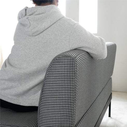 上下で厚みを変えたカーブデザインの背もたれは、もたれやすく、掴みやすい優しいフォルムになっています。