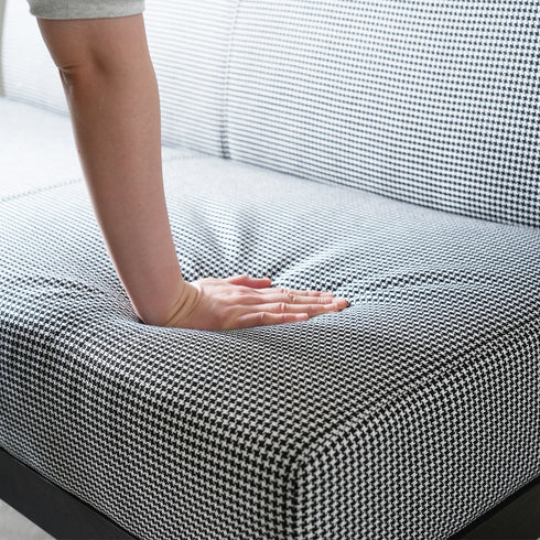 ゆったりサイズの座面は厚みが15cmもあり、腰が沈み込み過ぎないしっかりとした硬めの座り心地です。