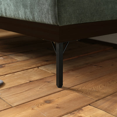 ダークブラウンのウッド調のフレームを支える脚部はブラックの塗装により、すっきりとした印象に仕上がっております。