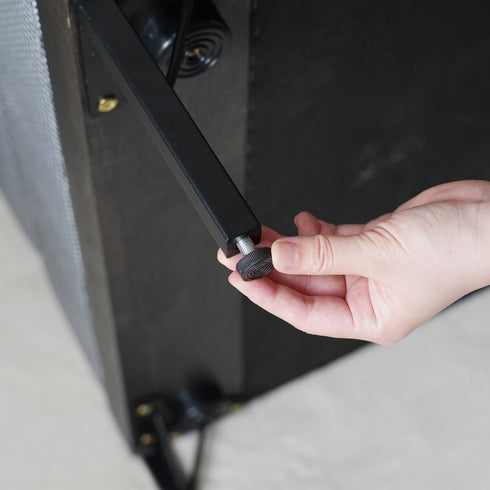 すっきりとした印象に仕上がっており、先端にはガタツキを防止するアジャスターも付いています。