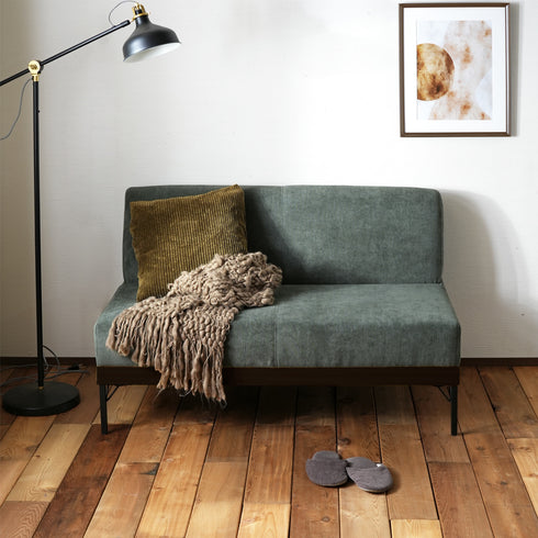 アームレスのソファは、立ち座りのしやすいのが特徴で、リビングソファとしても、ダイニングソファとしてもご自由にレイアウト頂けます。